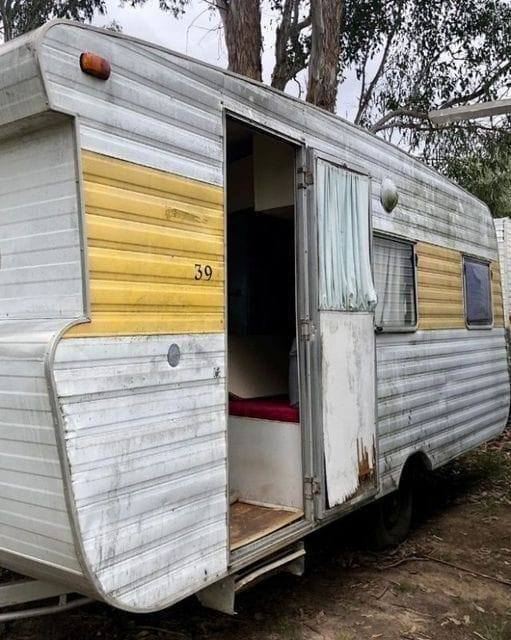 Kind people gave a homeless woman an old trailer.The woman was so happy to have a home. She turned it into a cozy home in the middle of the forestWow, it turned out to be such a cozy and cute house. Now the woman enjoys her life surrounded by nature