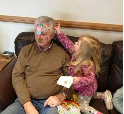 MY DAUGHTER PUT STICKERS ON A STRANGER’S FACE—AND HE DIDN’T EVEN REACT